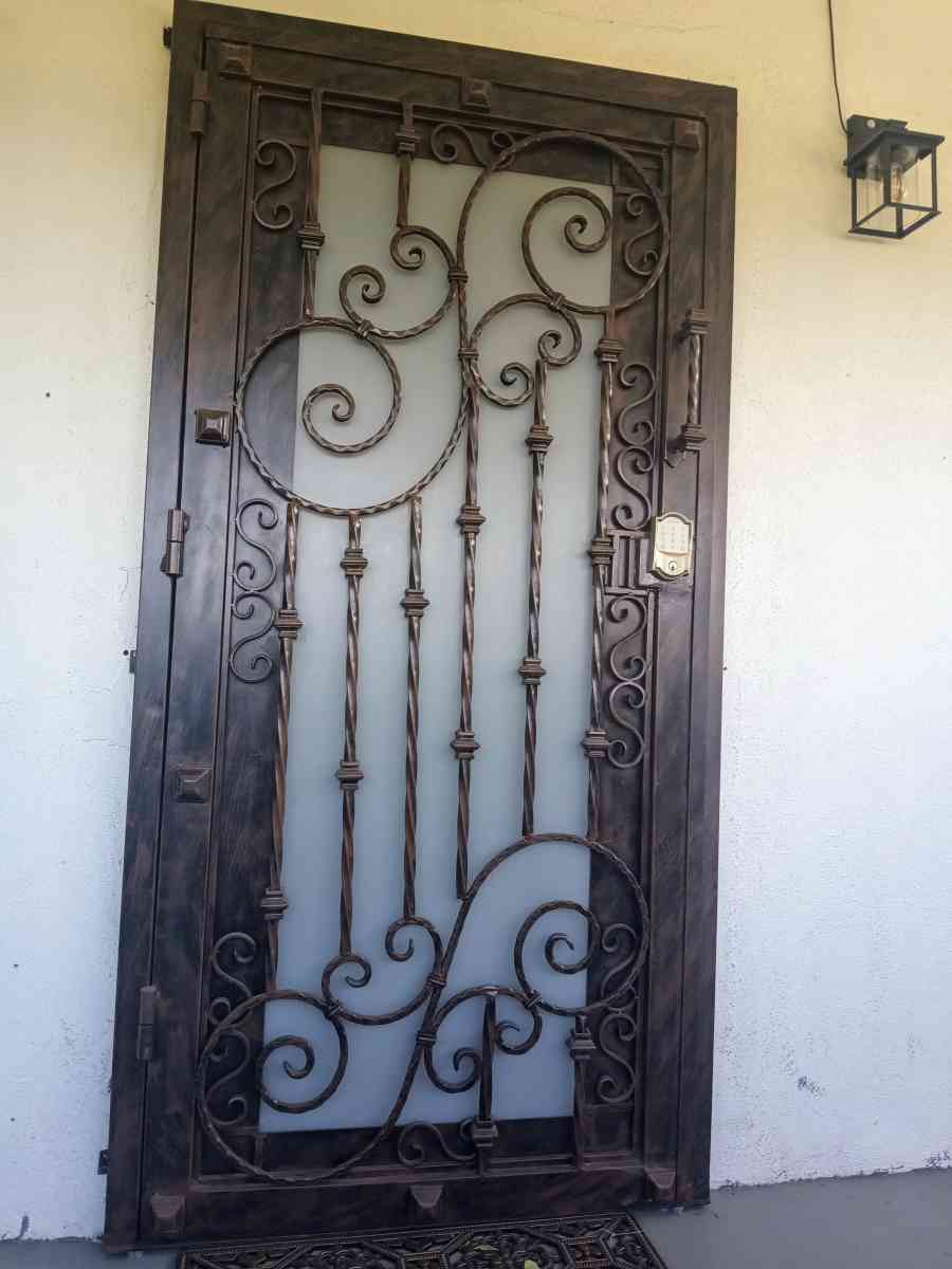 dos puertas principales