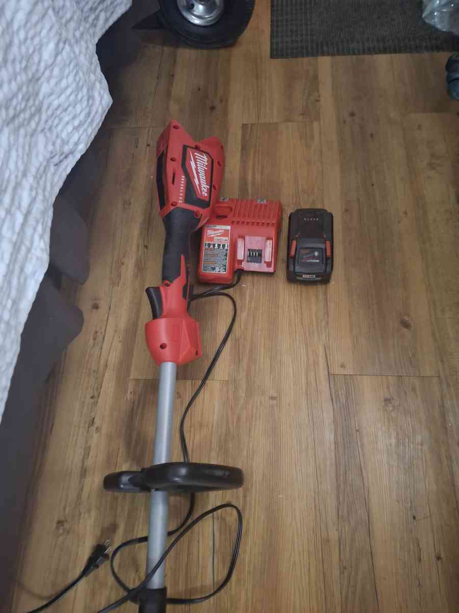 Milwaukee M18  weed trimmer  and blower combo set