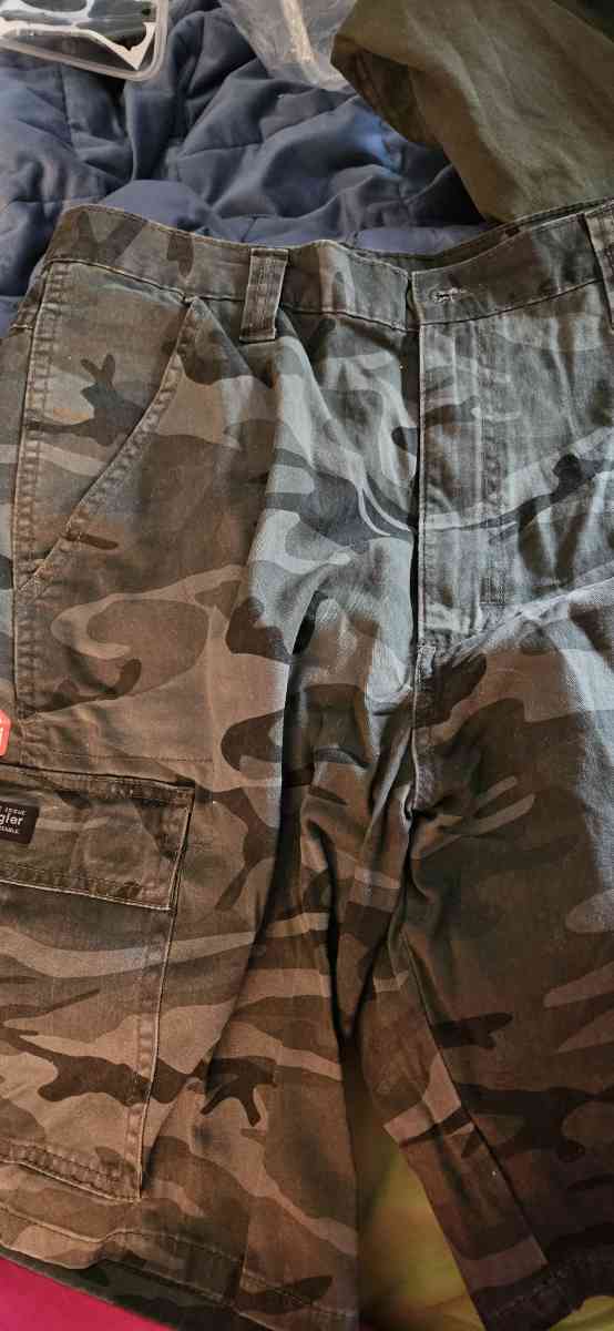 new mens size 32 cargo wrangler short Fathers day