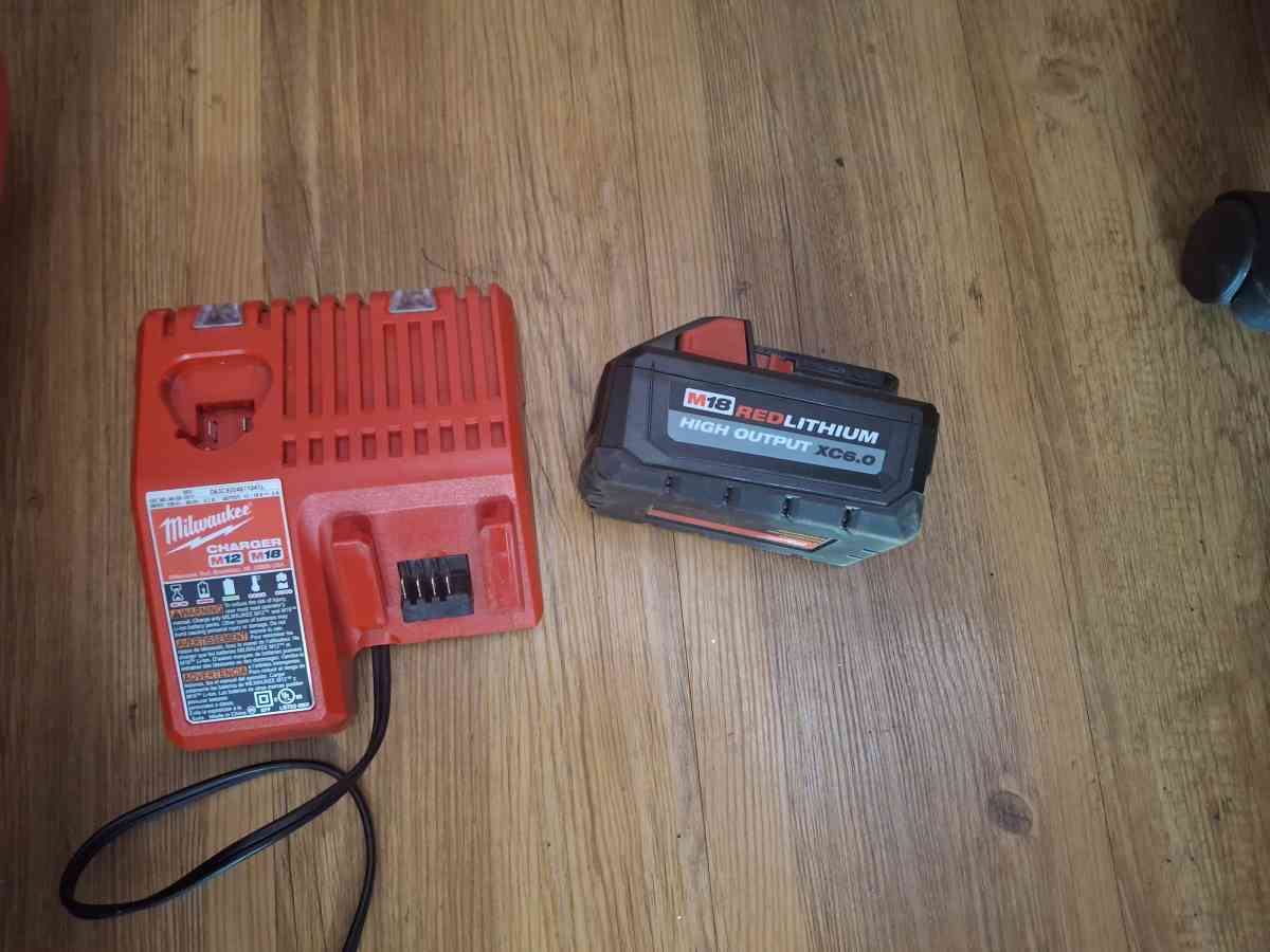 Milwaukee M18  weed trimmer  and blower combo set