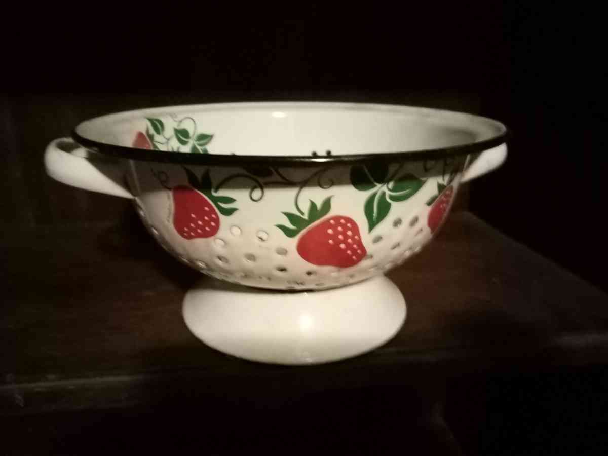 Vintage Teleflora 1983 Strawberry Country Kitchen Strainer D