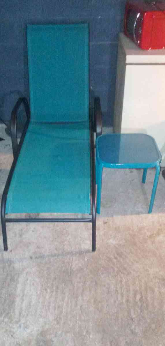 foldable layback outdoor lawn chair and matching table