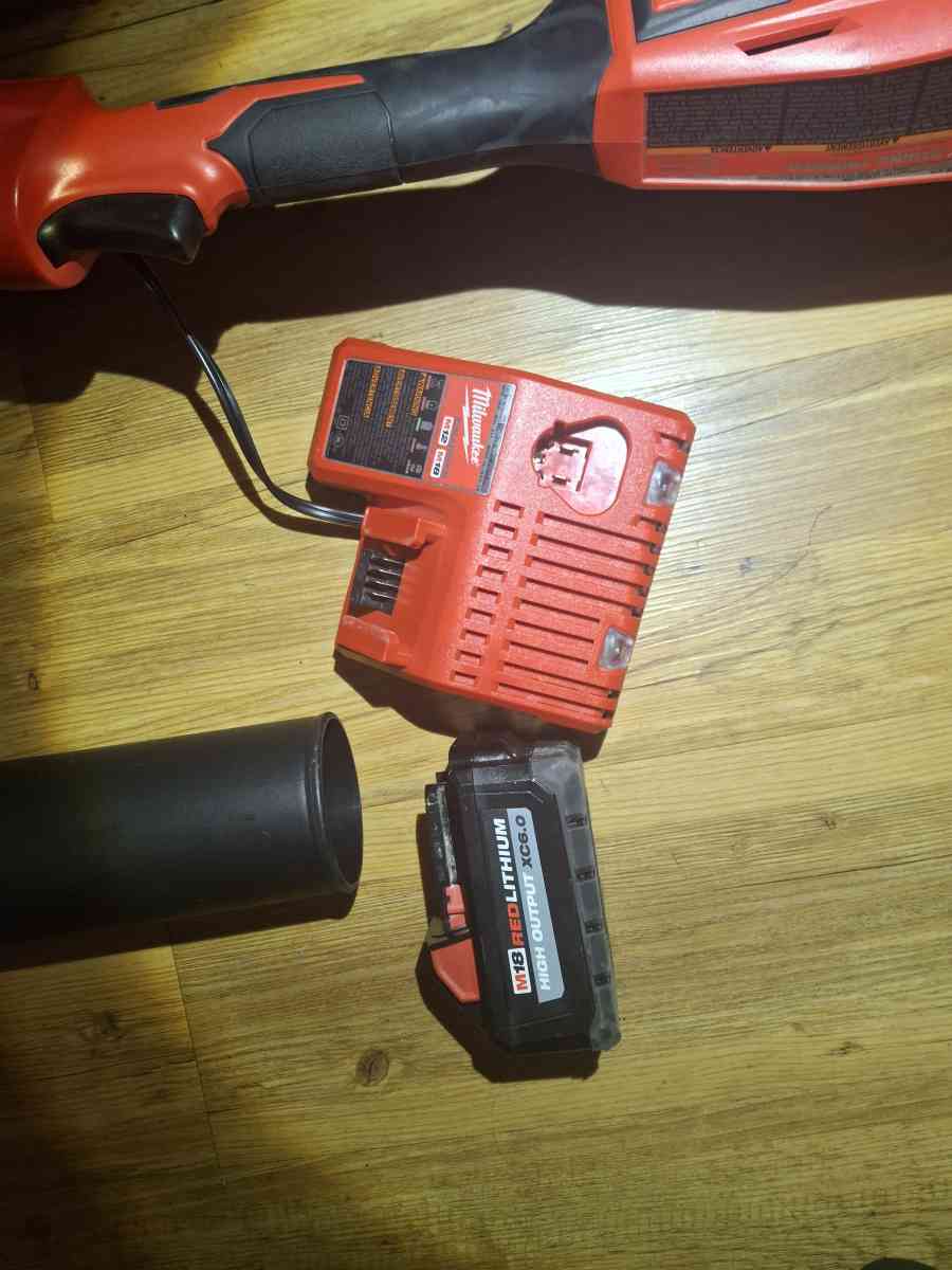 Milwaukee M18  weed trimmer  and blower combo set