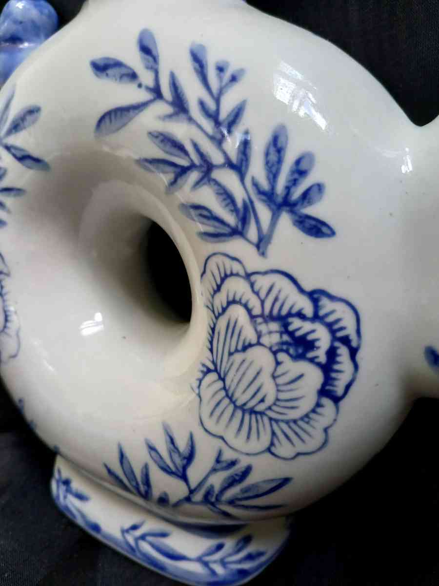Chinese Vintage Porcelain Blue and White Dragon Handle Donut