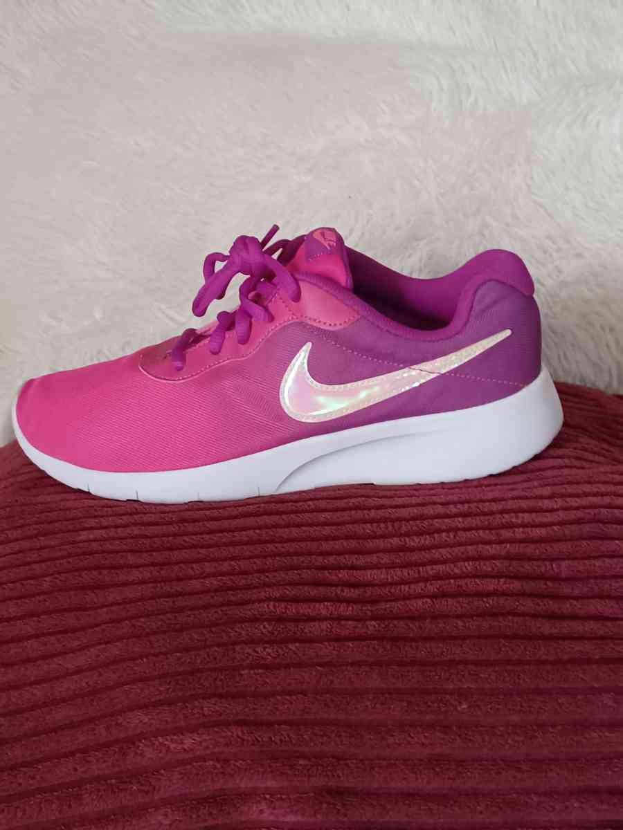 NIKE TANJUN