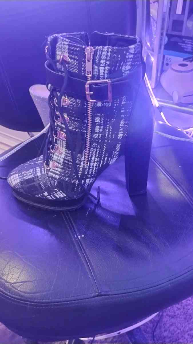 woman fashion boots  8 and half to 9