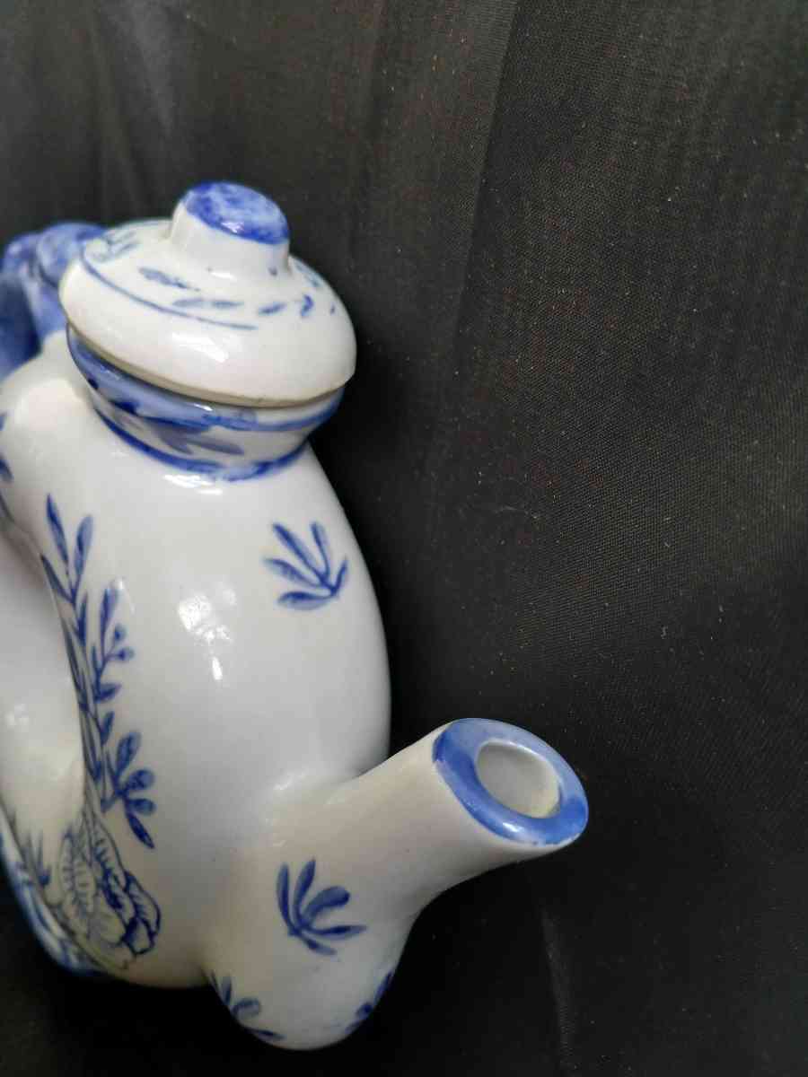 Chinese Vintage Porcelain Blue and White Dragon Handle Donut
