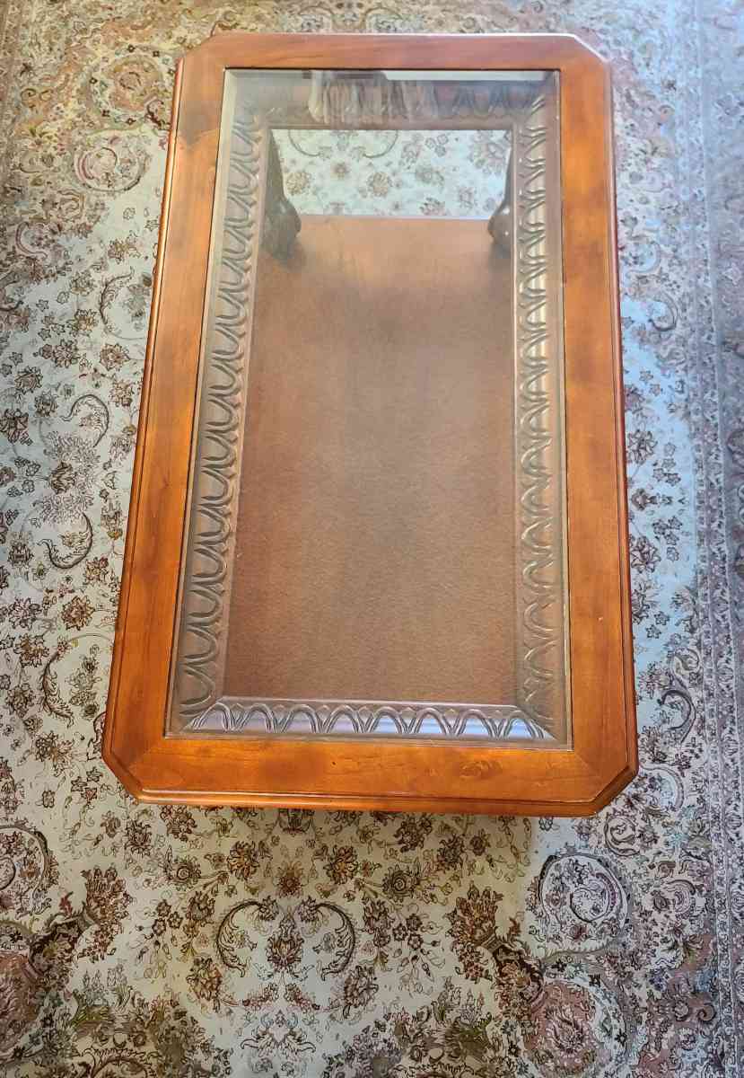 Decorated wooden coffee table 2 tier with glass top