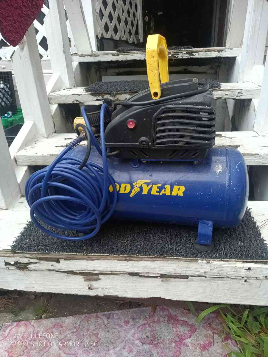 Goodyear 3 Gallon Horizontal Air Compressor 135 Max Psi  TAW