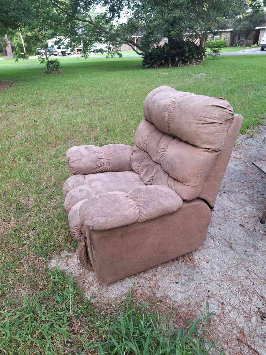 FREE LARGE RECLINER MUST PICK UP