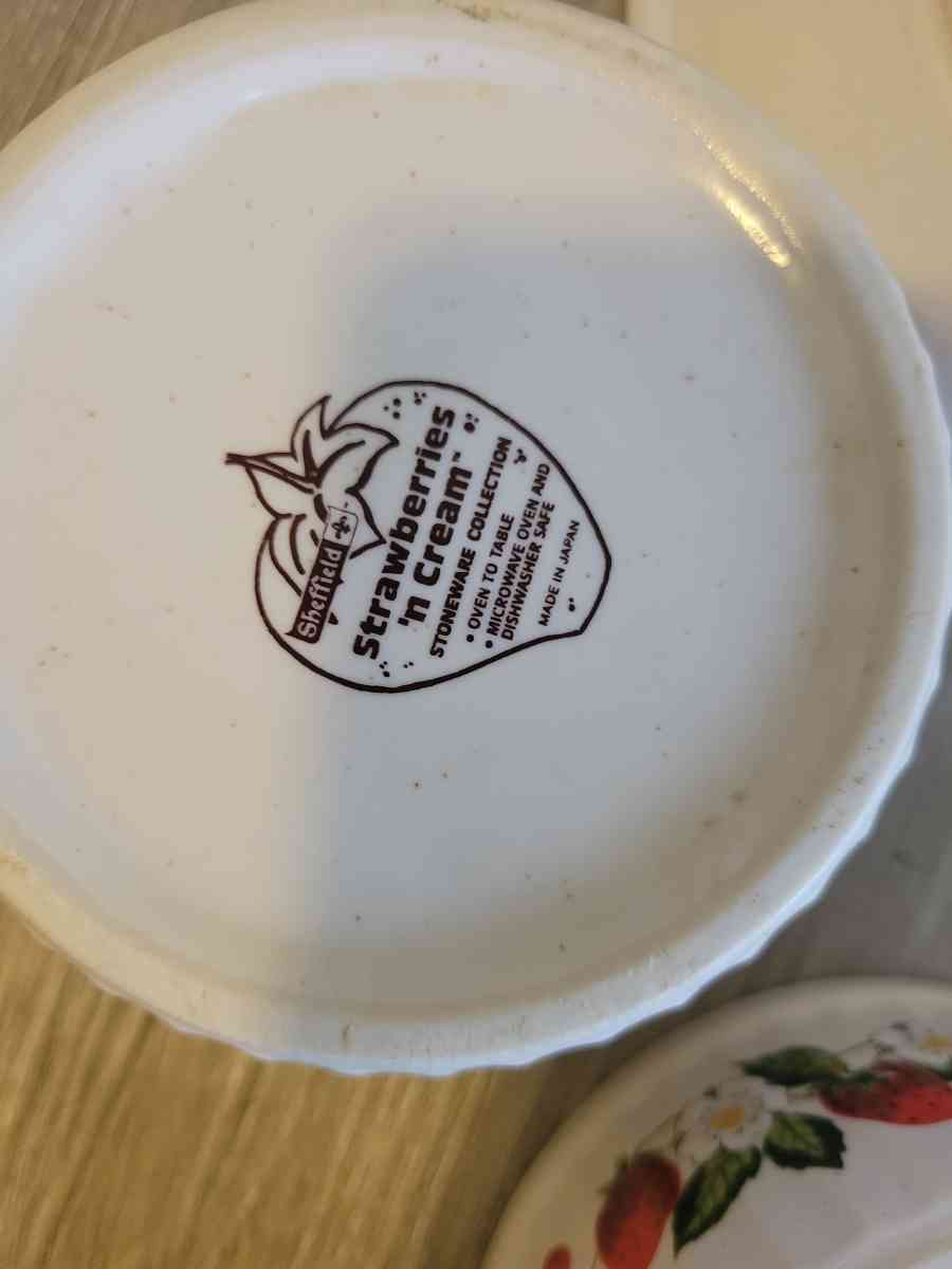 Vintage perfect condition Sheffield 11 pc Strawberries n cre