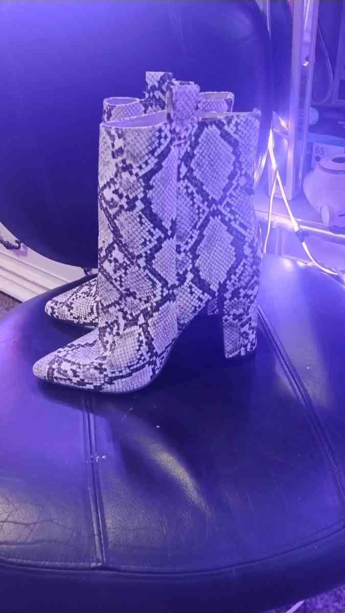 woman fashion boots  8 and half to 9