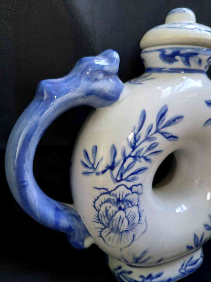 Chinese Vintage Porcelain Blue and White Dragon Handle Donut