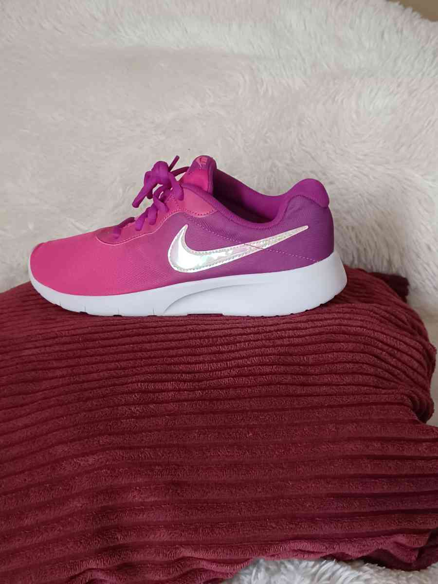 NIKE TANJUN
