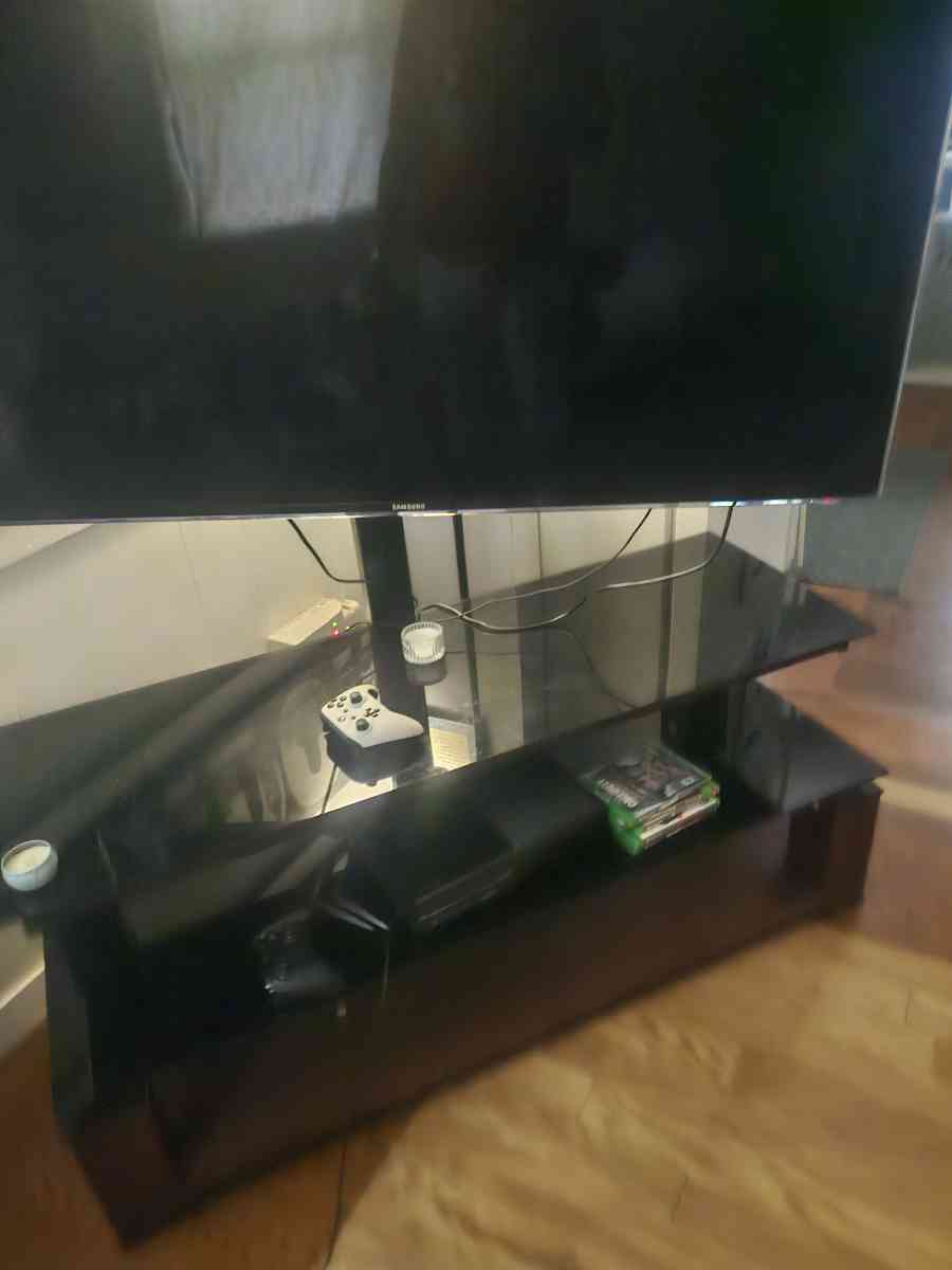 Samsung 50in with Samsung surround sound speaker and PS4