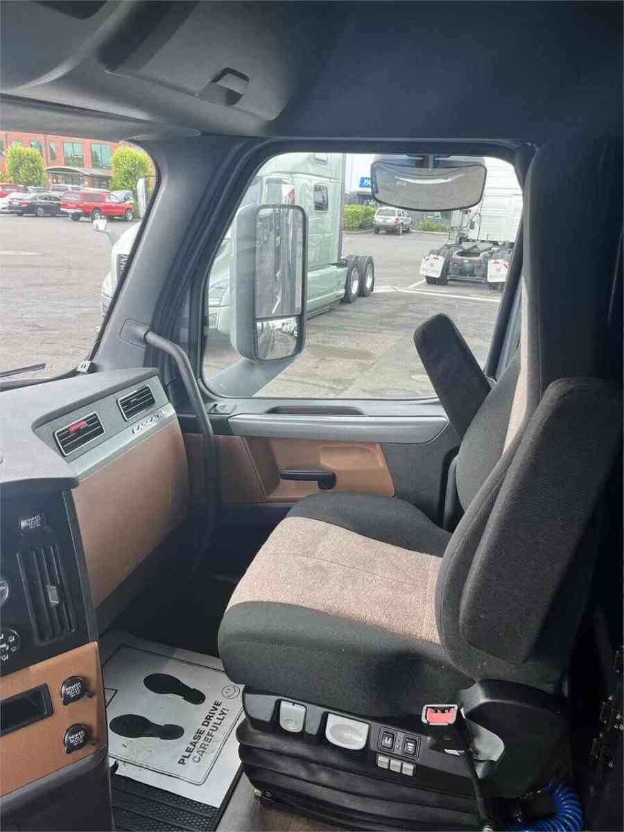 Neatly used 2017 Freightliner Cascadia Truck