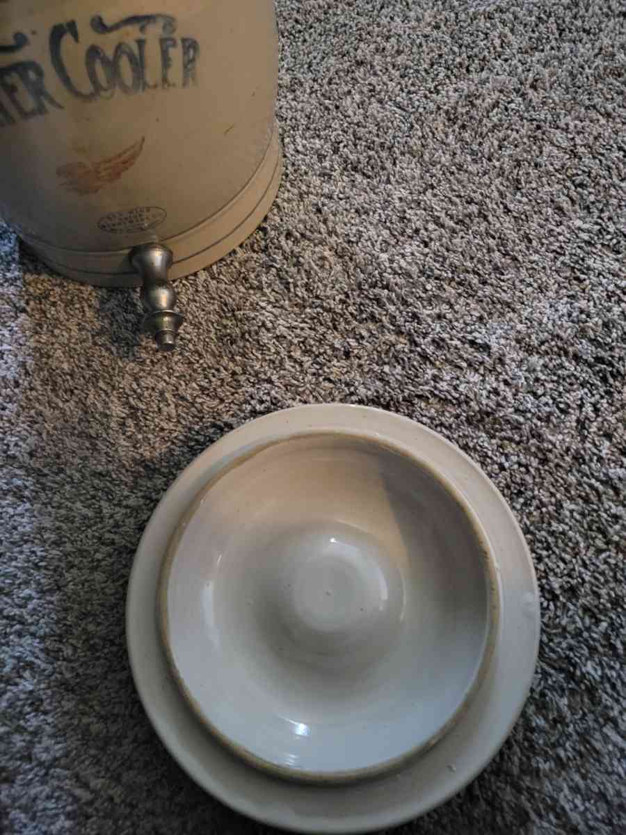 red wing 2 gallon water cooler with lid and spigot prestine