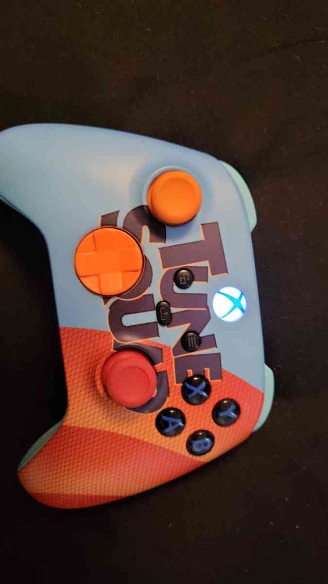 Xbox One limited edition Looney tunes controller