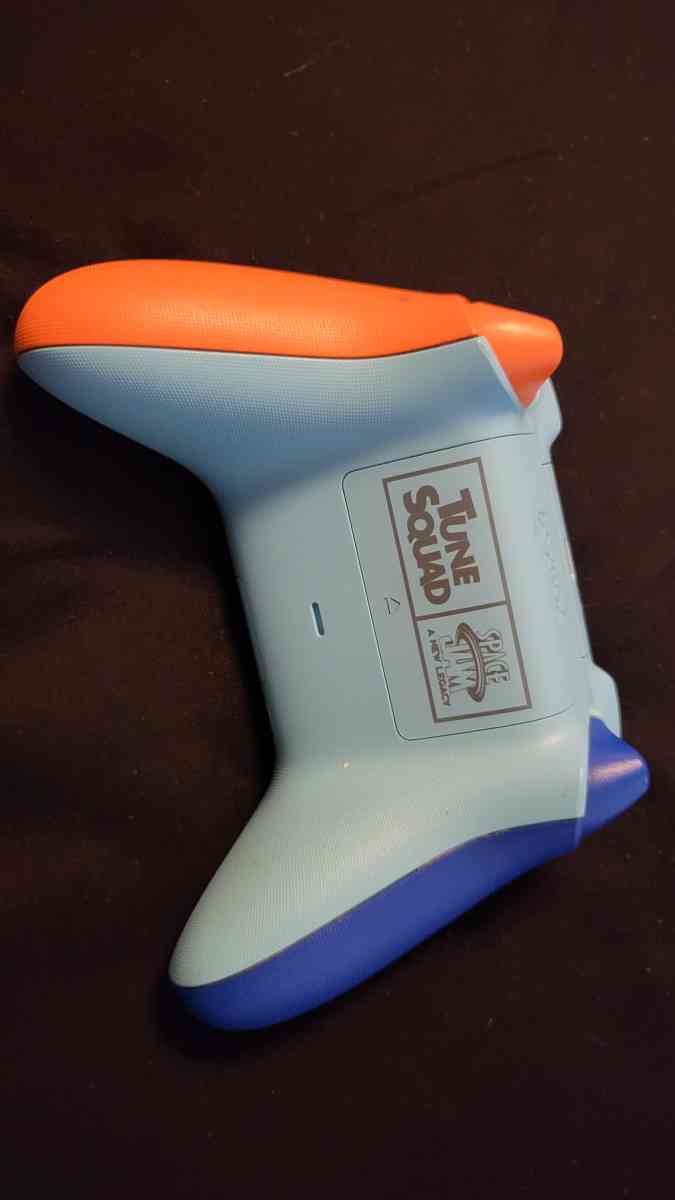 Xbox One limited edition Looney tunes controller