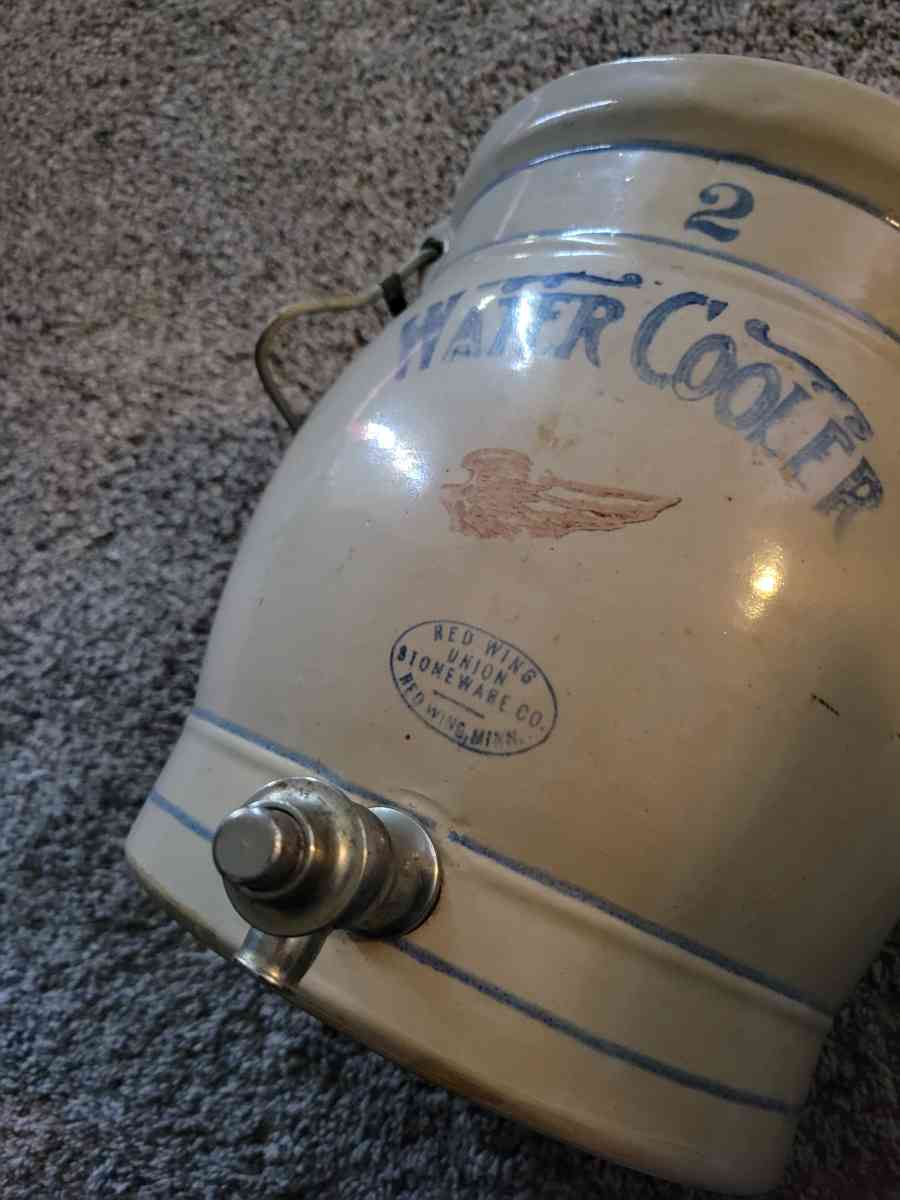 red wing 2 gallon water cooler with lid and spigot prestine