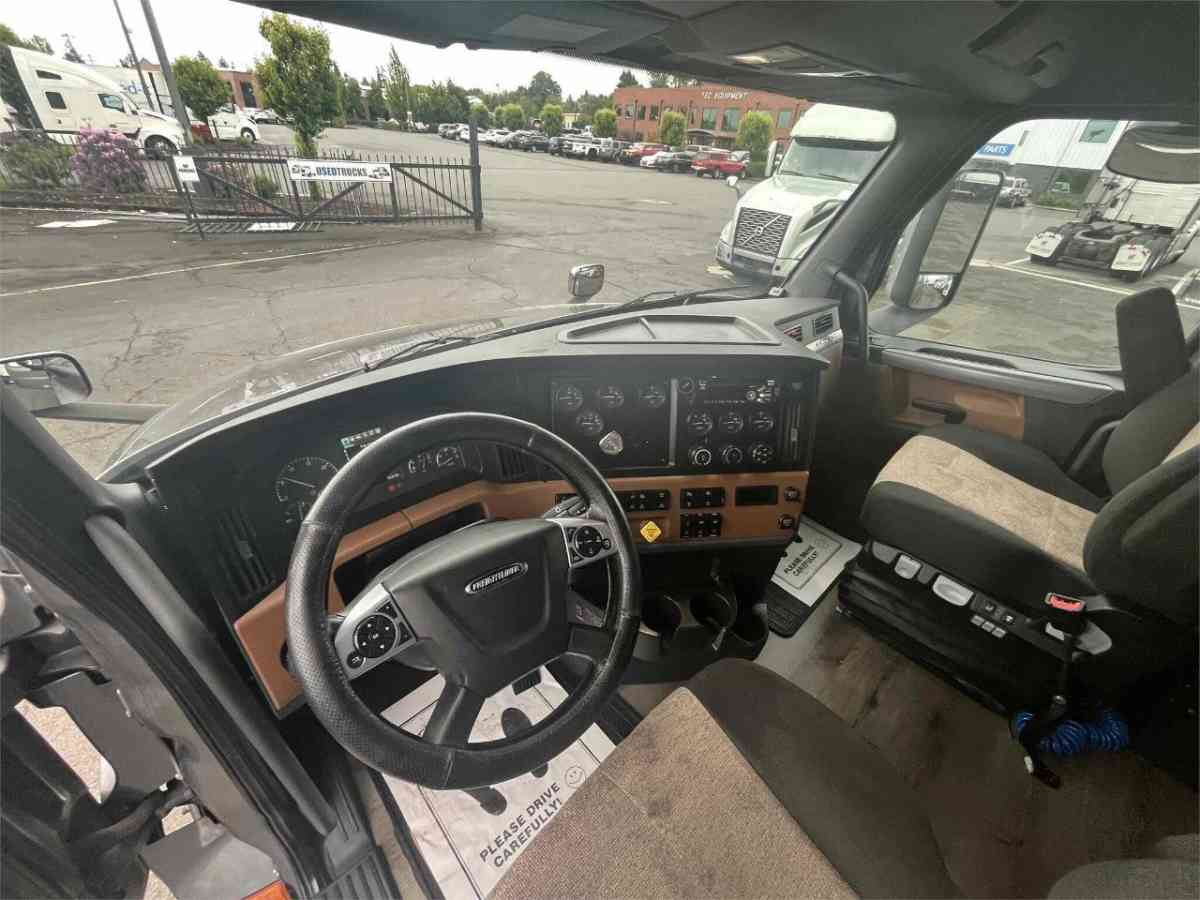 Neatly used 2017 Freightliner Cascadia Truck