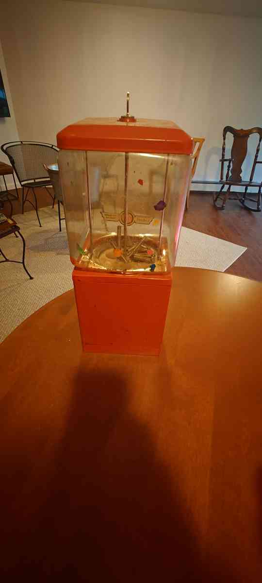Vintage Northwestern Gumball Machine With Key