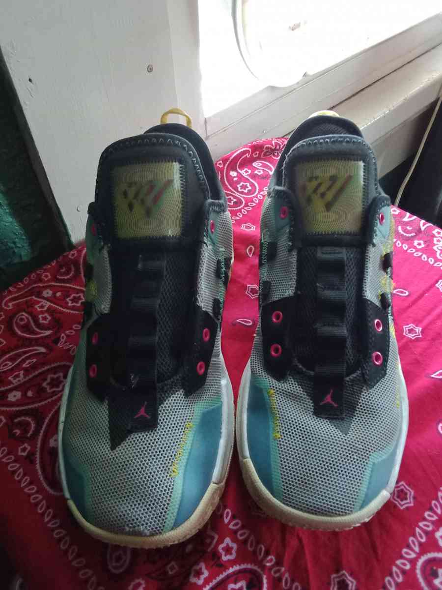 Jordans shoes size 6y