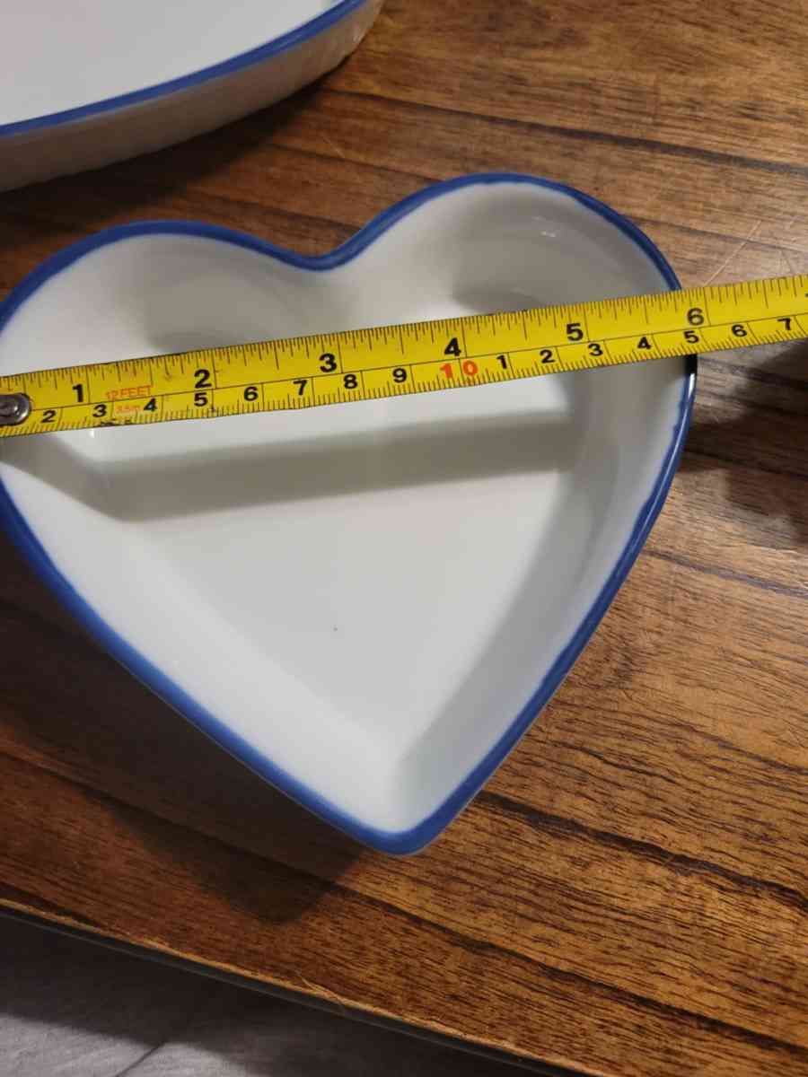 2 heart shaped serving dishes or can be used a little Trinke