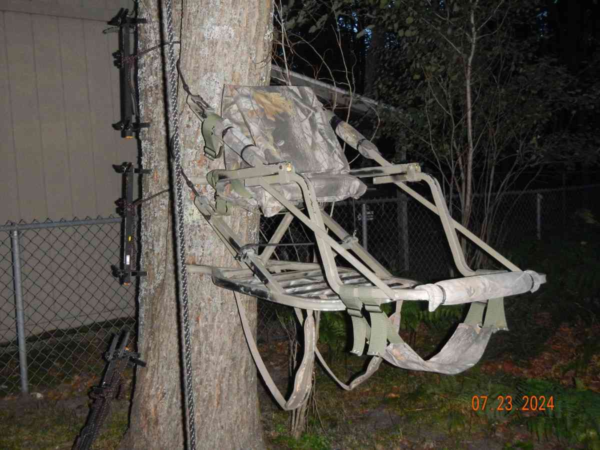 Hunting tree stand and harness
