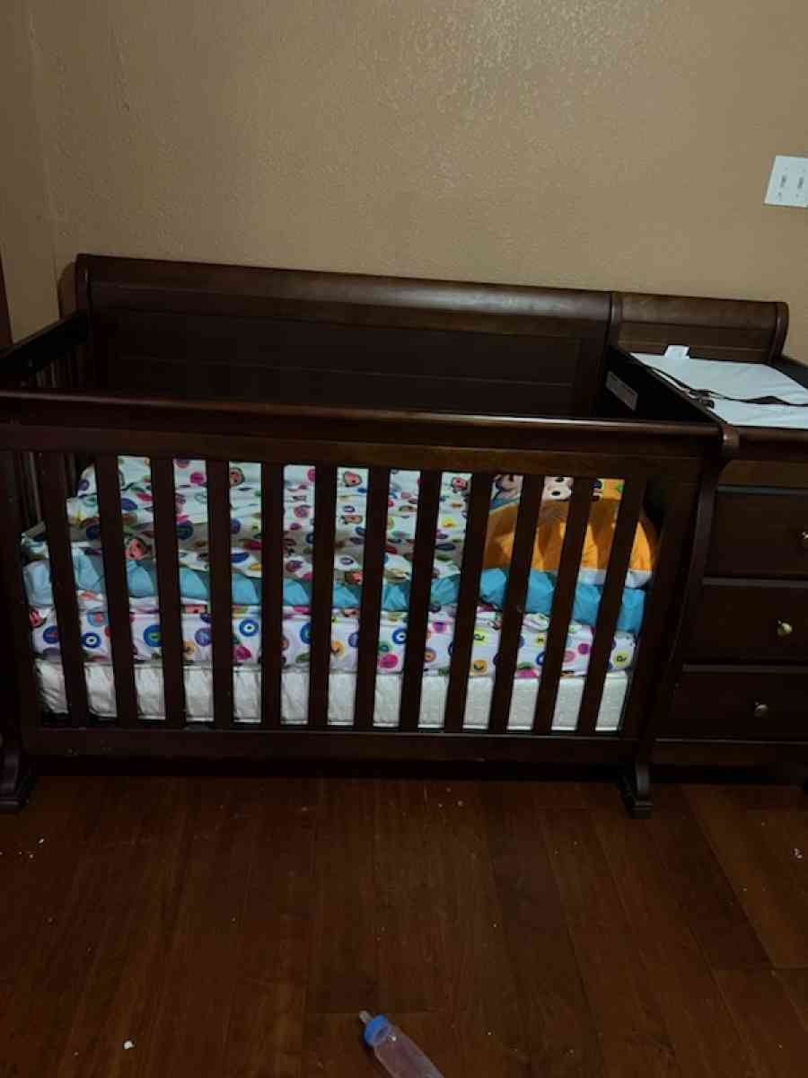 6 in 1  baby crib new  used twice