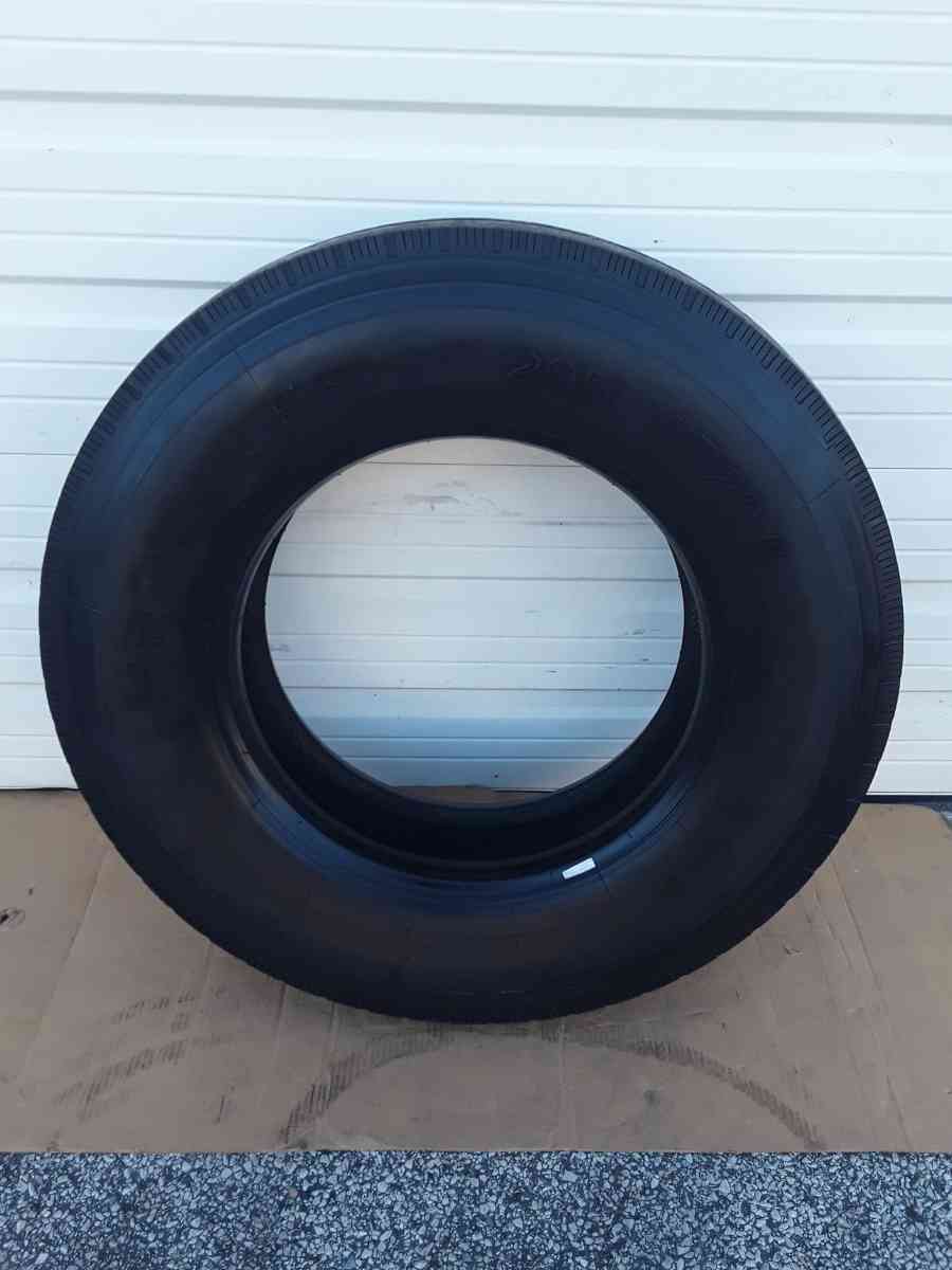 Low Pro Steer Truck Tire 29575R225 Hercules H902 Like New