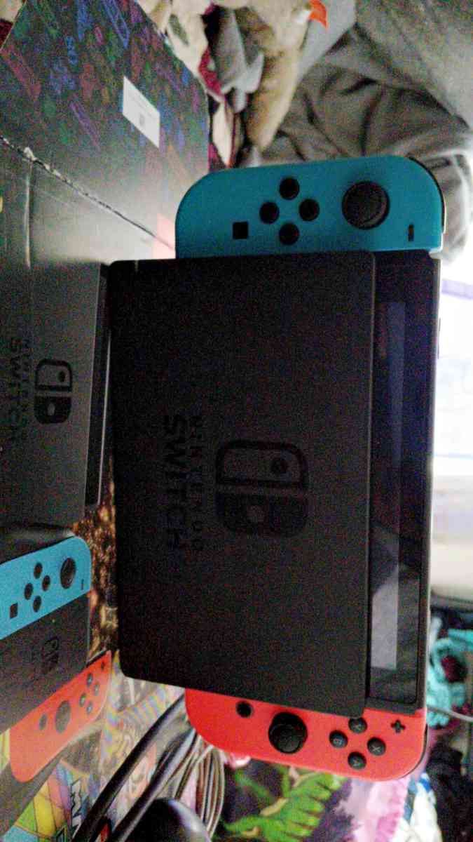 Nintendo  Swich whith blue and red joy con  Mariokart  Delux