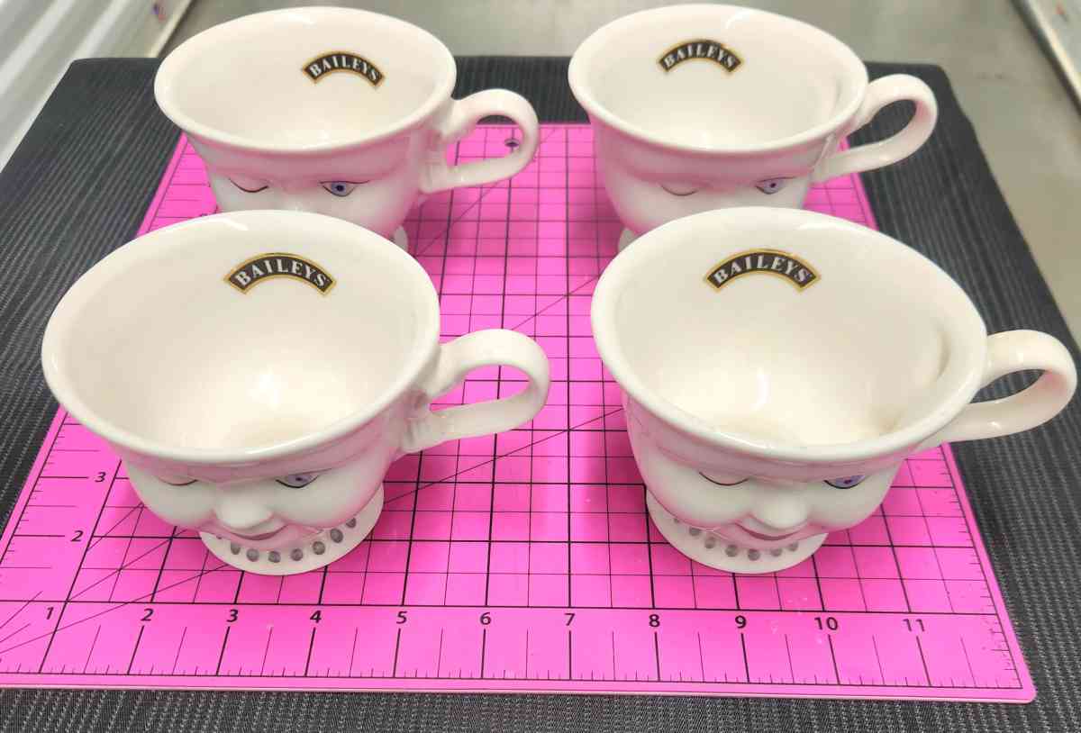 Vintage Helen Hunt Signed Collectible Winking Girl Baileys 4