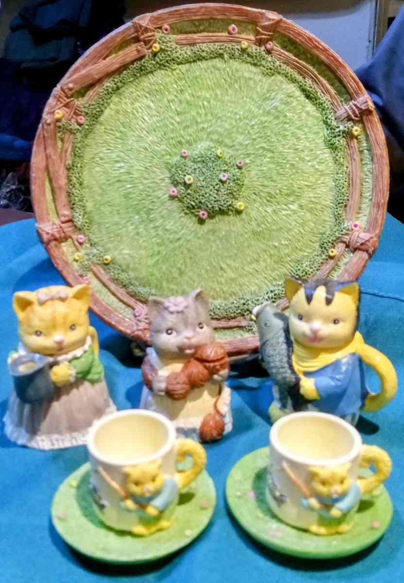 miniature tea serving cats