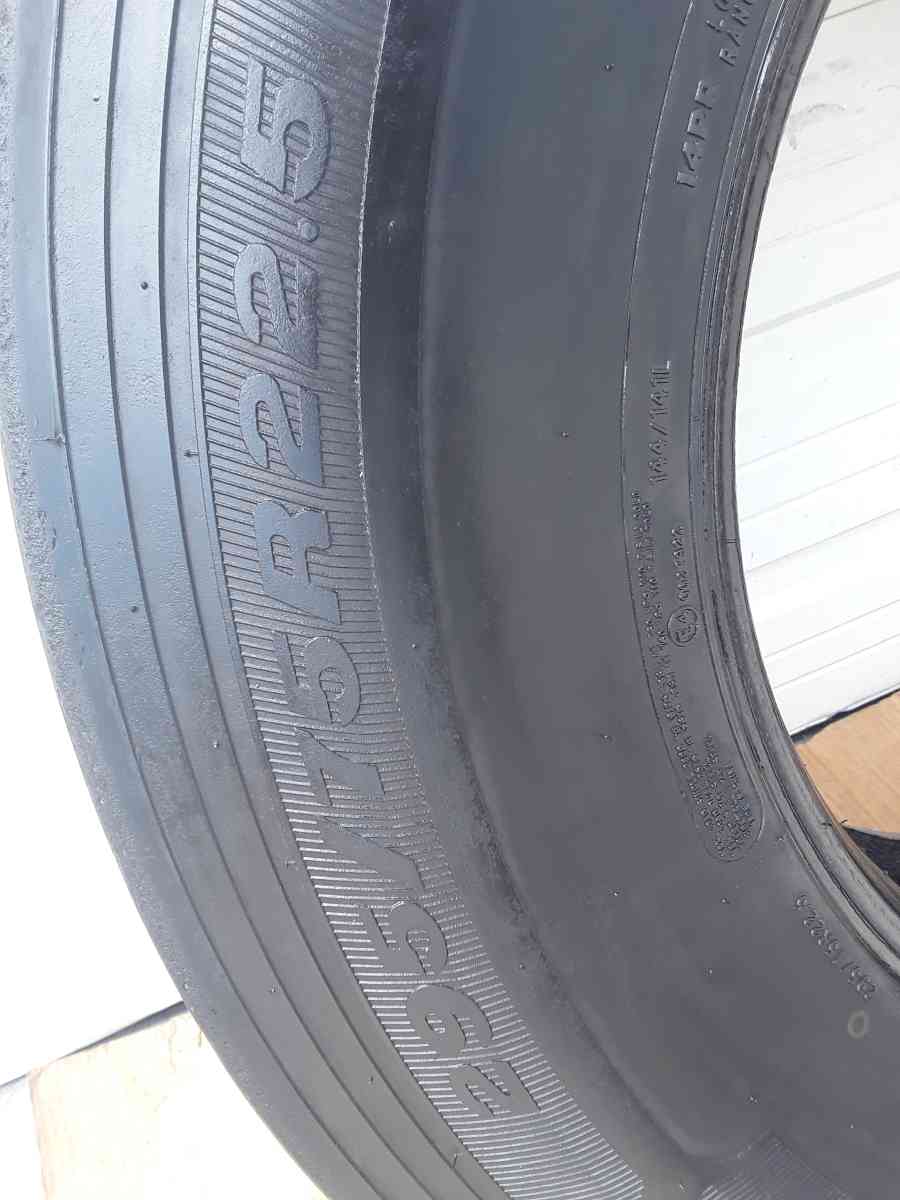 Low Pro Drive Truck Tire 295 75R 22 5 Cooper Tire Like New