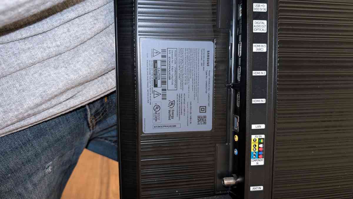 40 inch Samsung Smart TV with remote