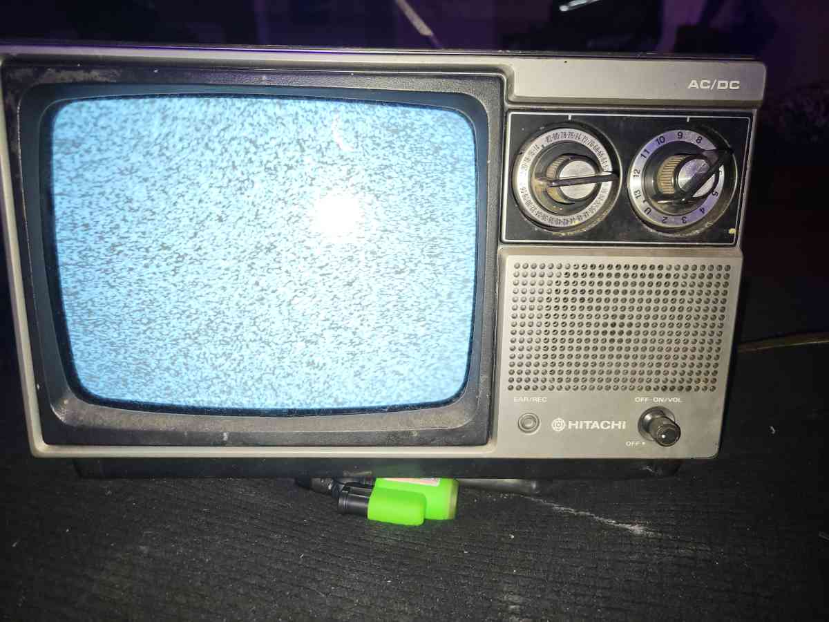 HITACHI 9inch portable boxTV