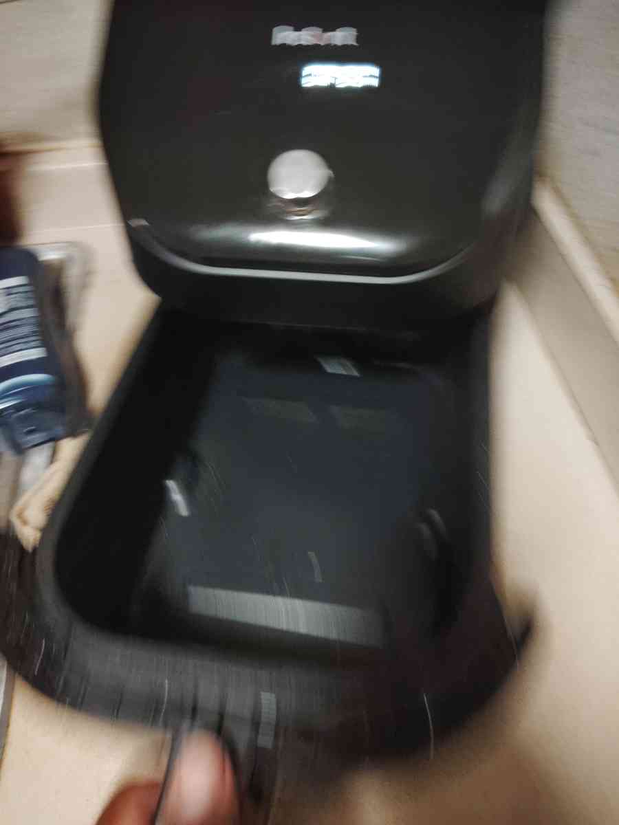 a black Air fryer instant