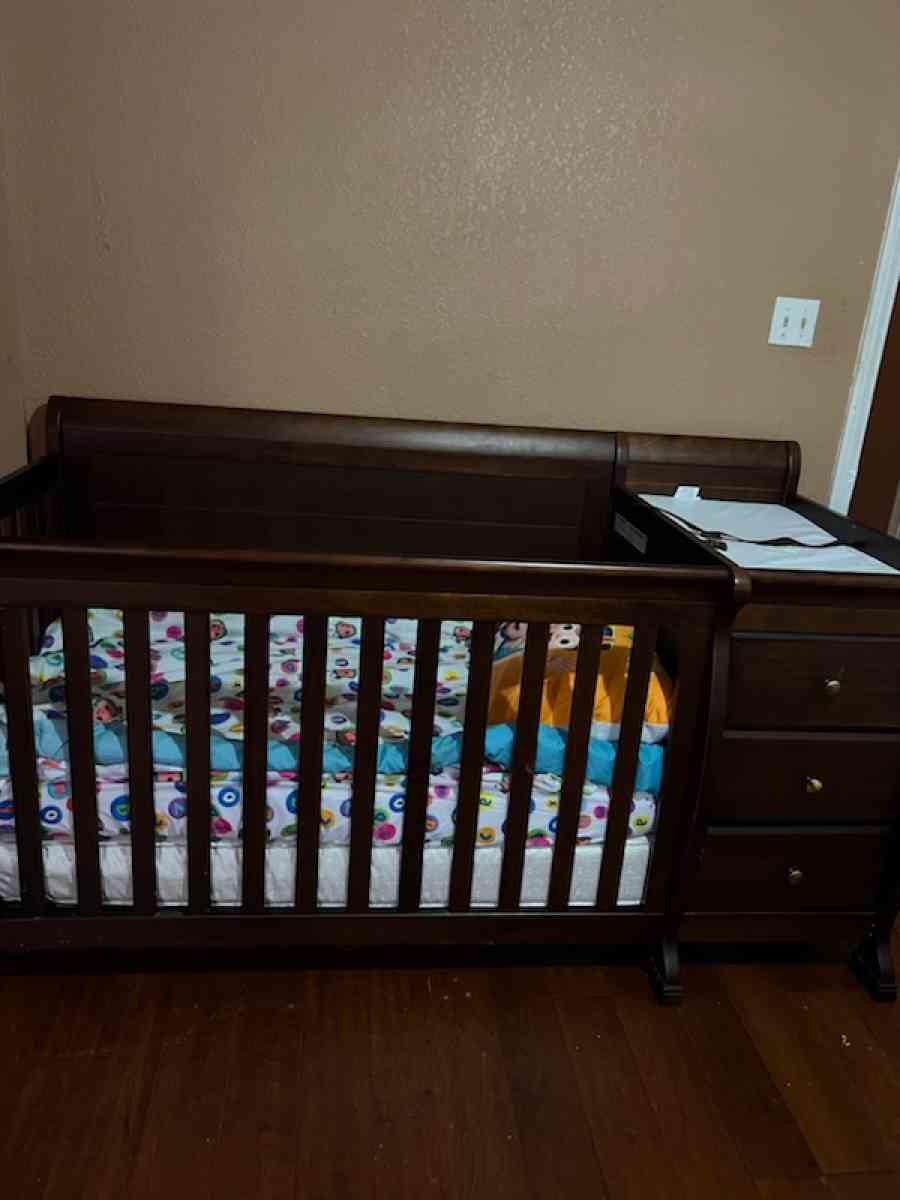 6 in 1  baby crib new  used twice