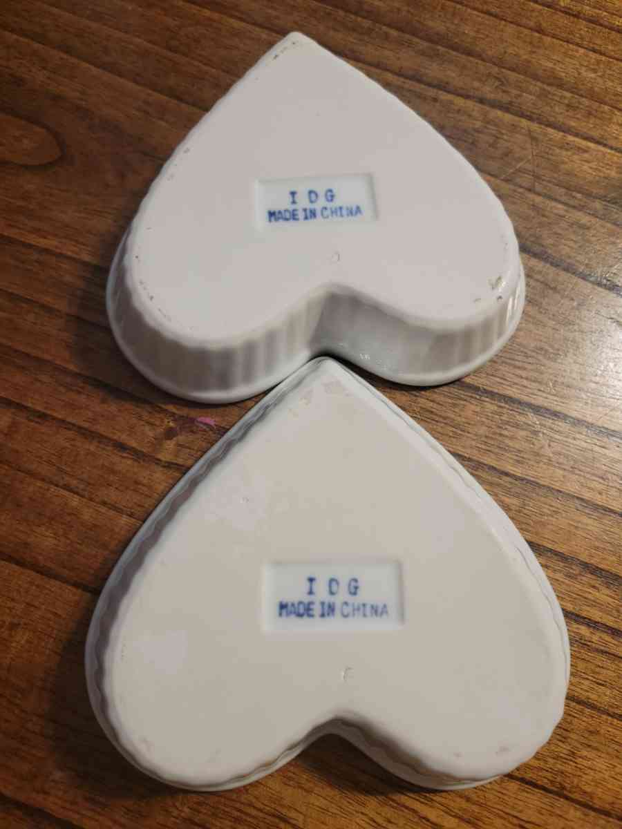 2 heart shaped serving dishes or can be used a little Trinke