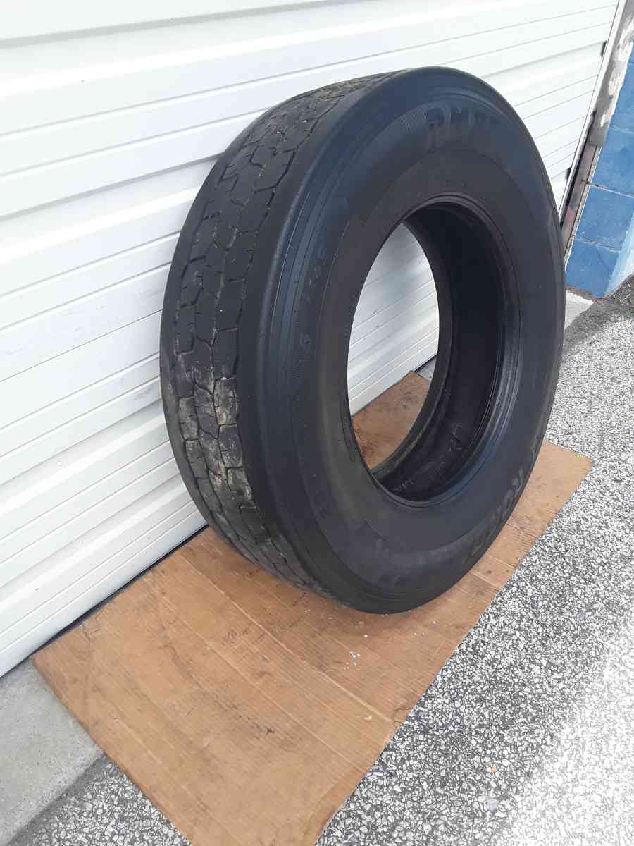 Low Pro Drive Truck Tire 295 75R 22 5 Cooper Tire Like New