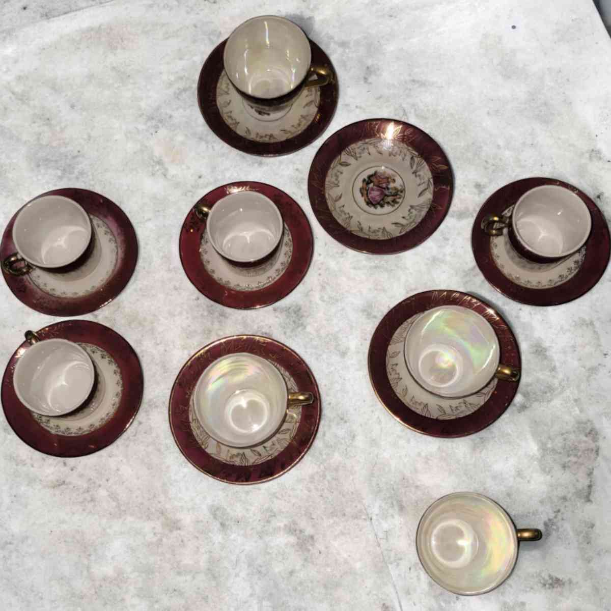 Vintage tea cups and saucers read description