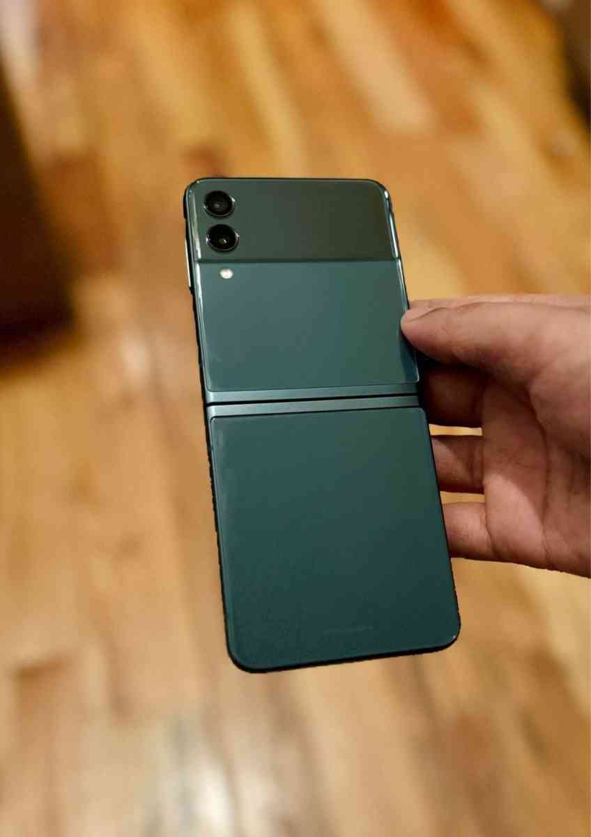 UNLOCKED 128GB GREEN GALAXY Z FLIP  GREAT CONDITION