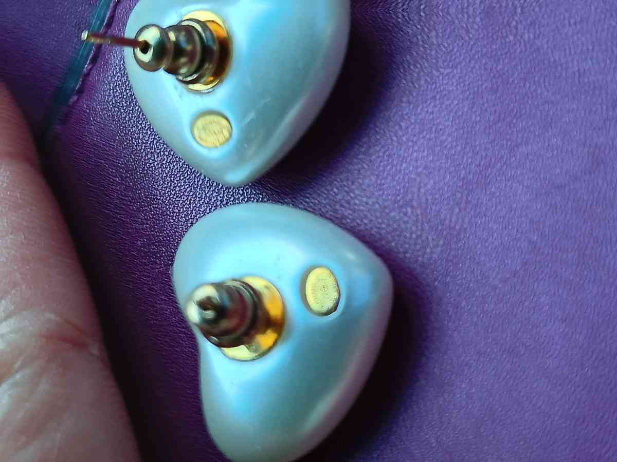 CHANEL heart shaped pearl stud earrings