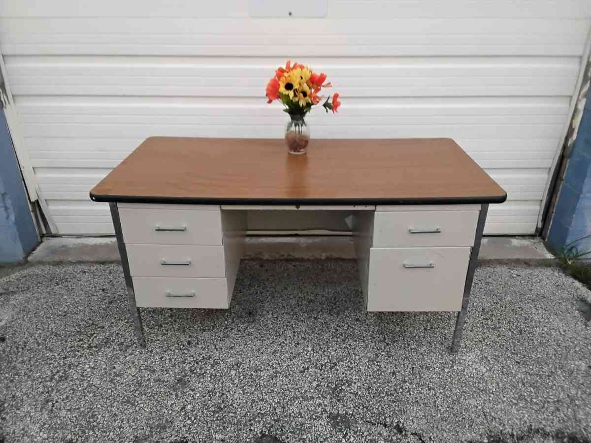 Nice Large Office Desk with 6 Drawers Like New