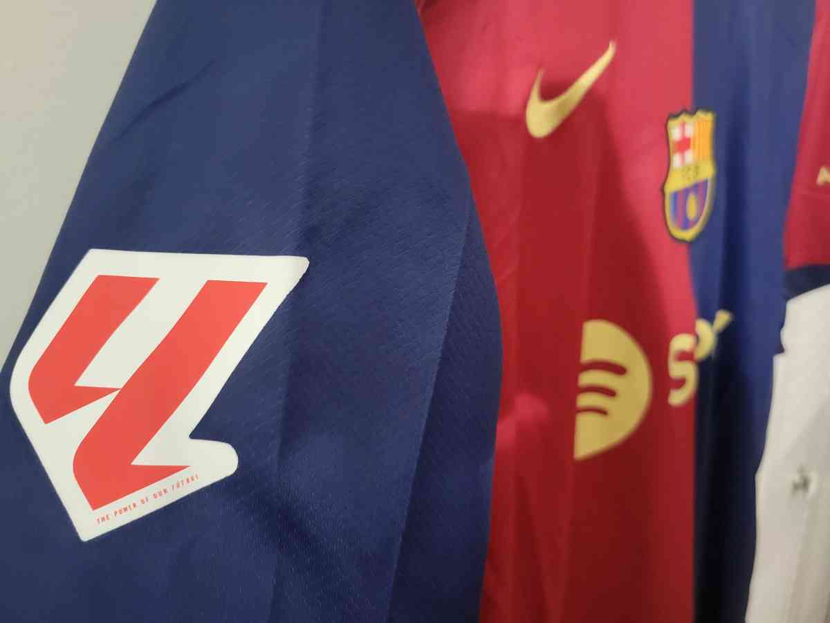 FC Barcelona Jersey Soccer 2025 Fan Version Size XL Lewandow