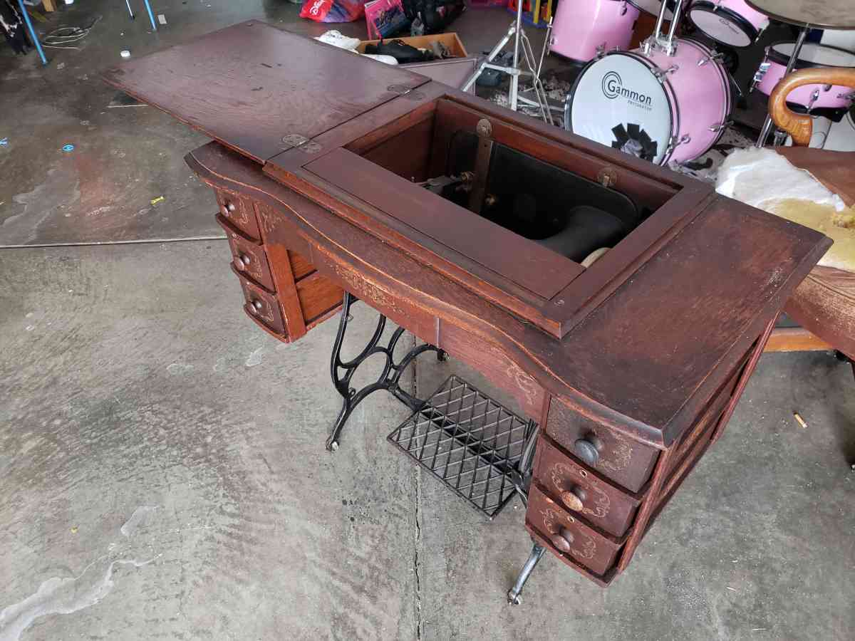 1907 Goldsmith sewing machine and table