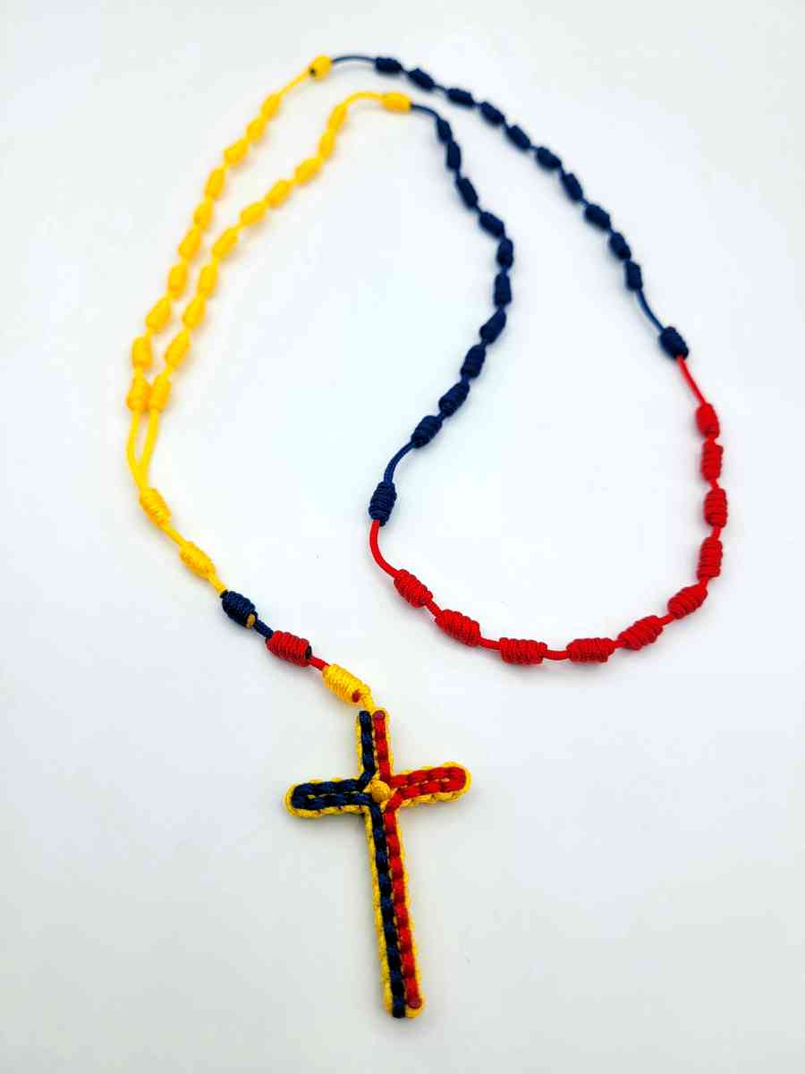 Rosario Nuevo Anudado con la Cruz de colores de Venezuela