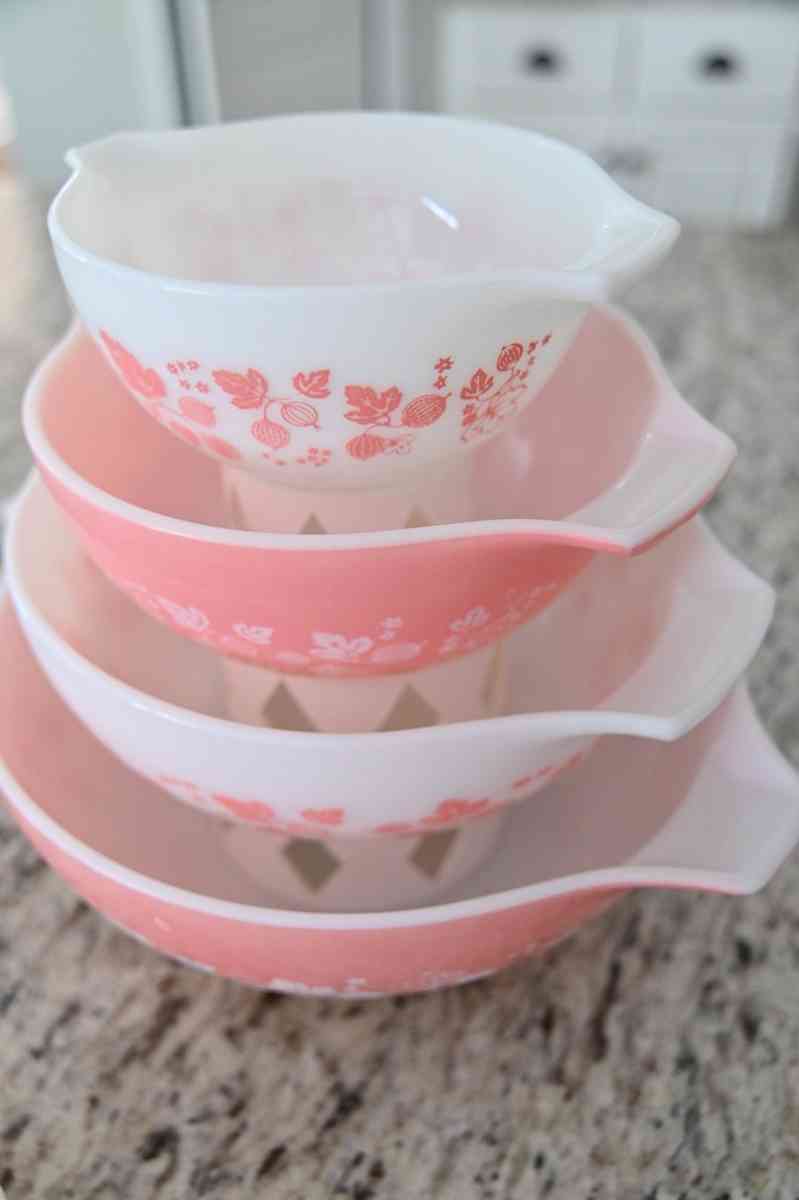 pink Pyrex mixing bowls
