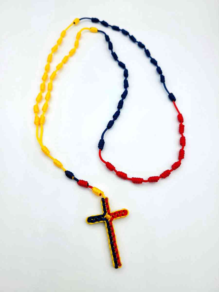 Rosario Nuevo Anudado con la Cruz de colores de Venezuela